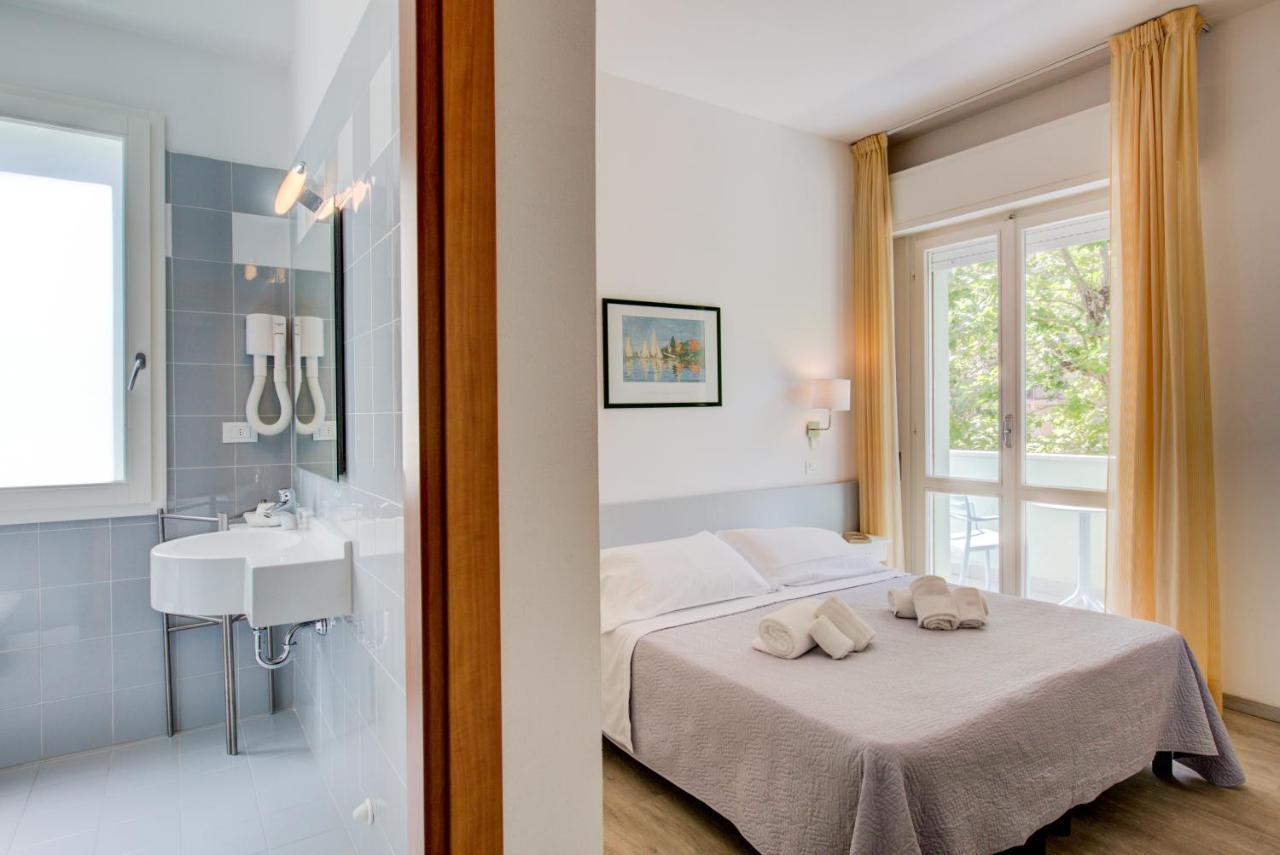 Hotel Ivano Римини Екстериор снимка