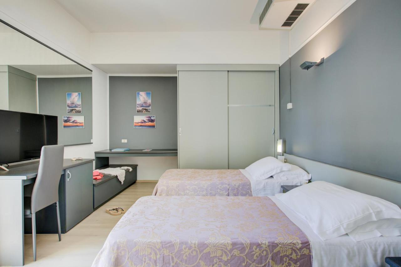 Hotel Ivano Римини Екстериор снимка