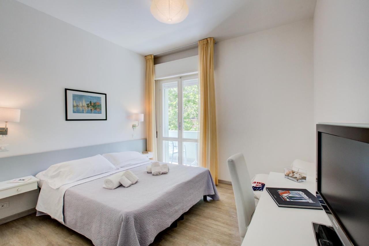Hotel Ivano Римини Екстериор снимка