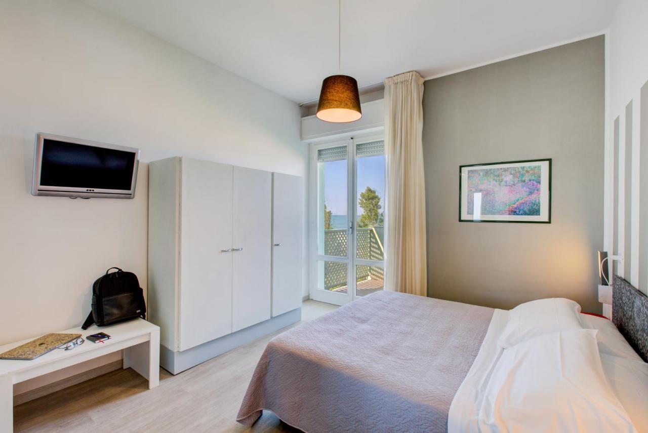 Hotel Ivano Римини Екстериор снимка