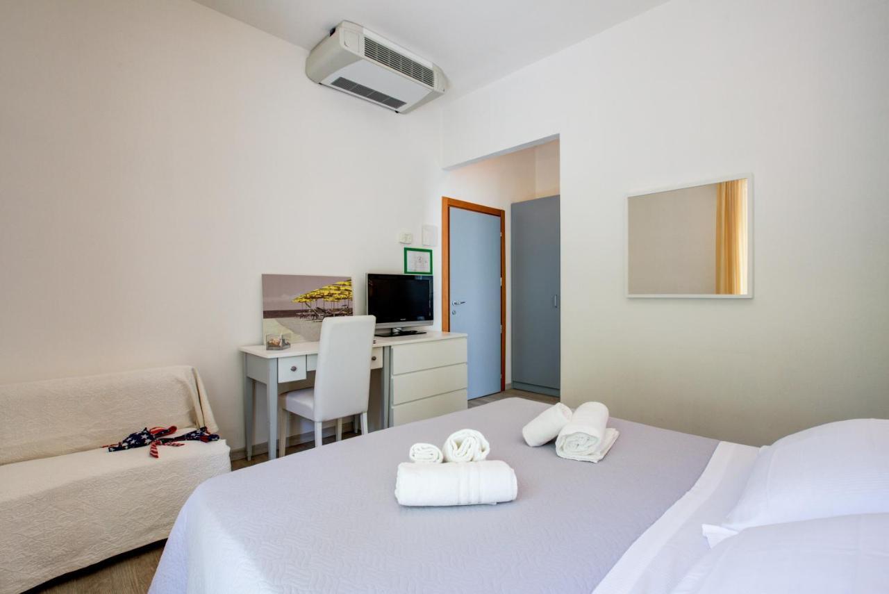 Hotel Ivano Римини Екстериор снимка