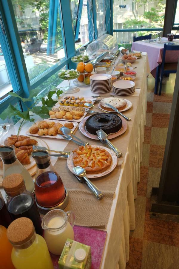 Hotel Ivano Римини Екстериор снимка