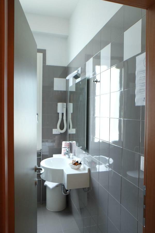 Hotel Ivano Римини Екстериор снимка
